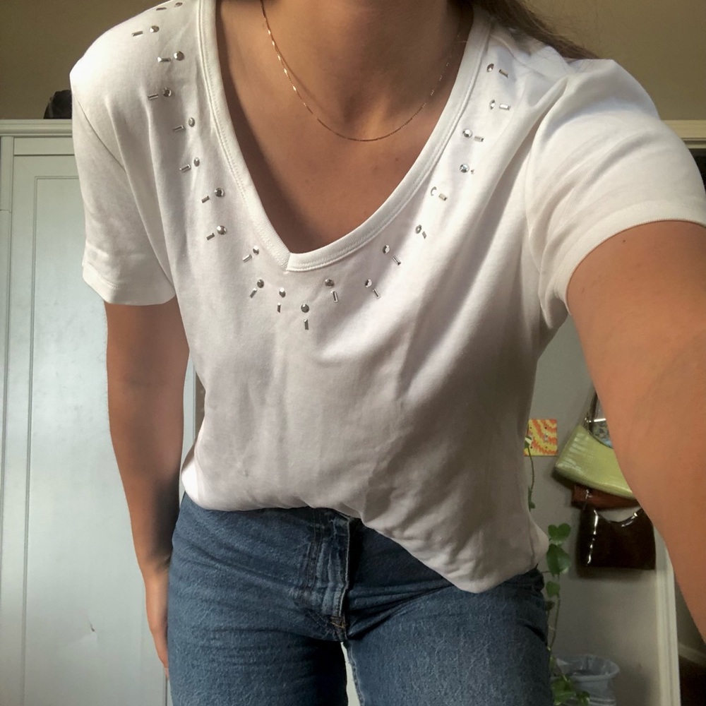 white t-shirt loose fit